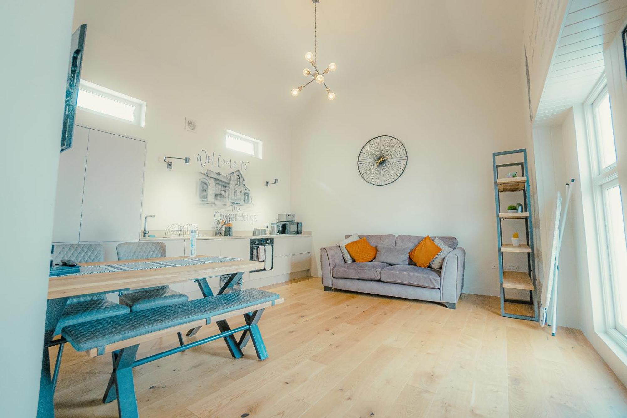 Executive Coach House On The 2 Free Parking Spaces Hébergement de vacances